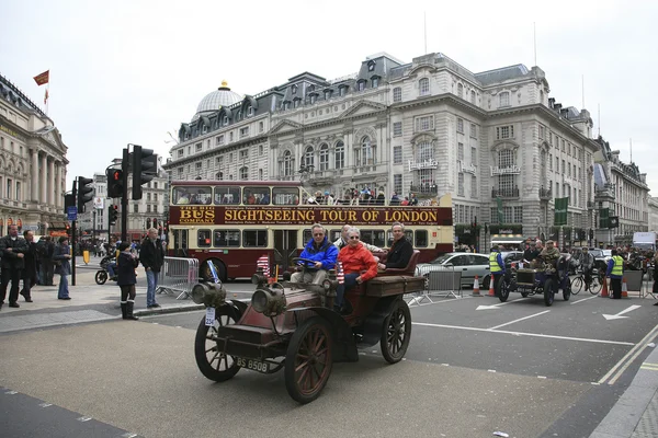 Londen naar brighton veteraan auto uitvoeren — Stockfoto