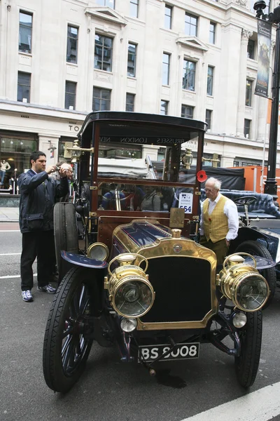 Londen naar brighton veteraan auto uitvoeren — Stockfoto