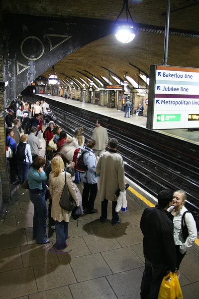 런던 지하철의 내부 보기 — 스톡 사진