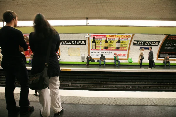 Inuti utsikt över paris tunnelbana — Stockfoto