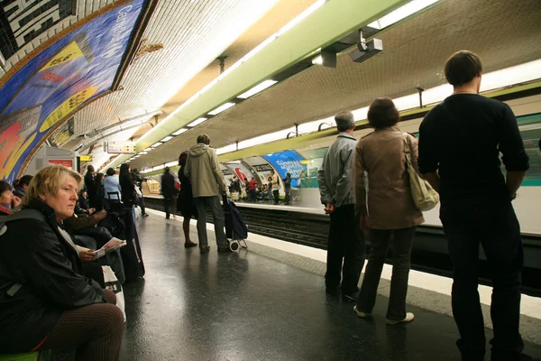 Vista interior del metro de París — Foto de Stock