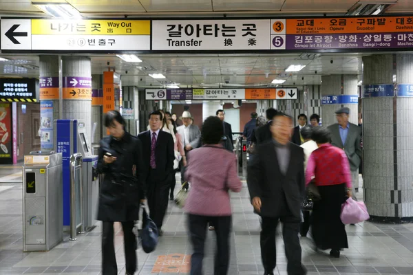 Vista interior del metro metropolitano de Seúl — Foto de Stock