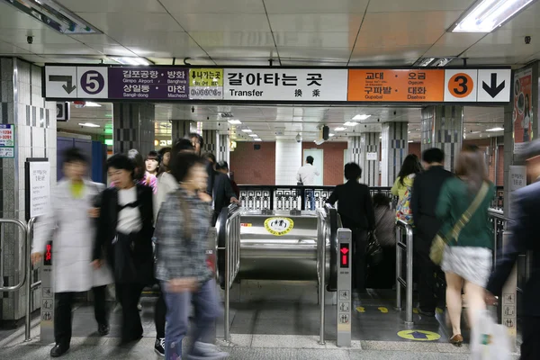 首尔地铁的内景 — 图库照片