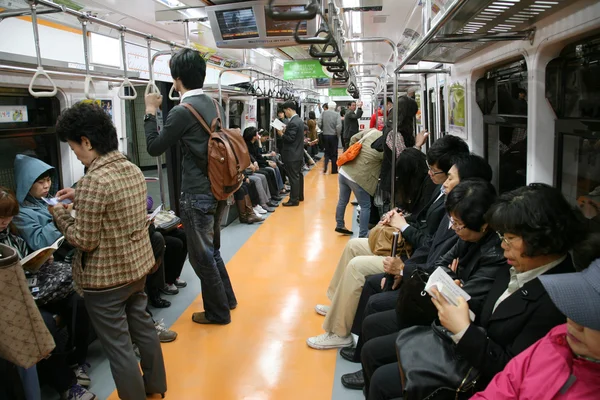 Innenansicht der U-Bahn von Seoul — Stockfoto