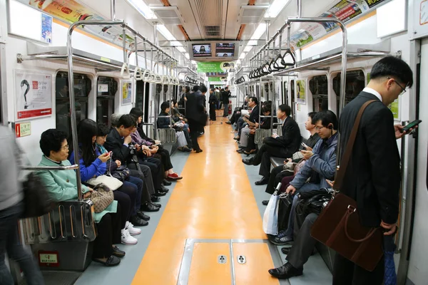 Vnitřní pohled na metropolitní metro v Soulu — Stock fotografie