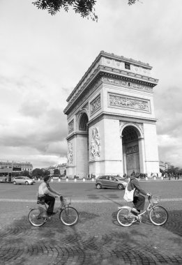 turist ziyaret arc de triumph