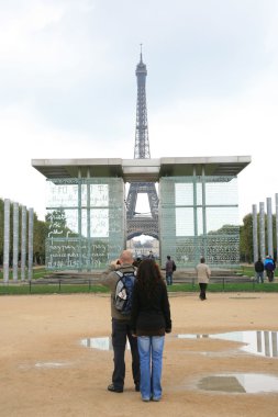 Paris'te barış duvar ve Eyfel Kulesi