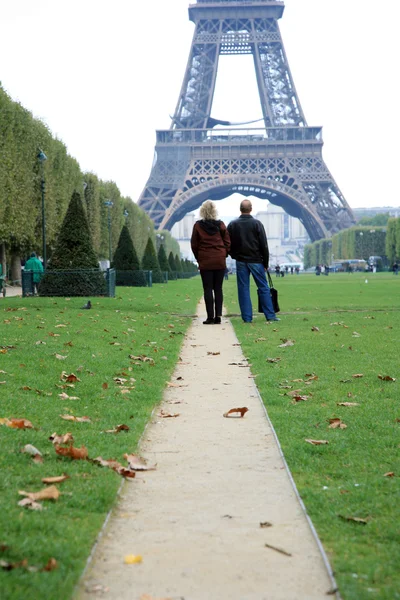 Casal turista assistindo a Torre Eiffel à distância . — Fotografia de Stock