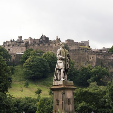 Allan ramsay heykeli ve edinburgh castle