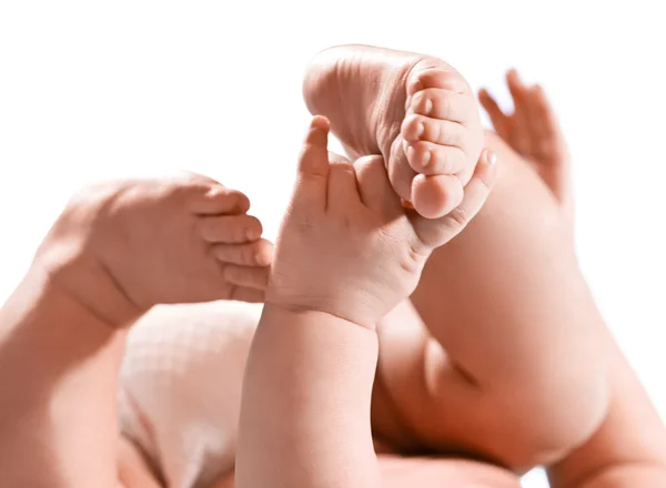 Kleine baby spelen met voeten en handpalmen — Stockfoto