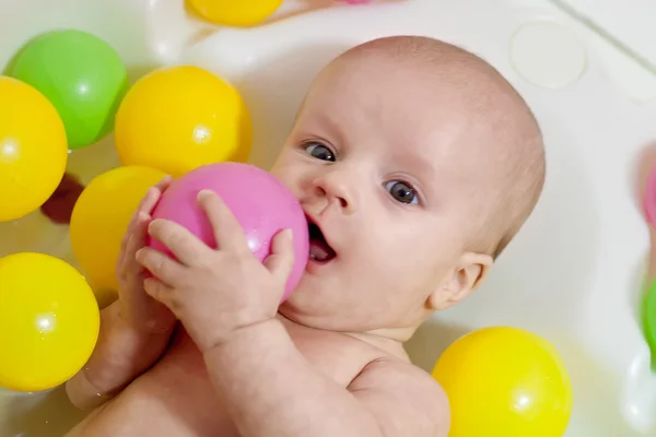 Μωράκι έχει ένα λουτρό με πολύχρωμες μπάλες — Φωτογραφία Αρχείου