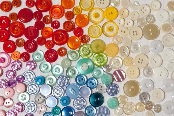 Bottoni colorati su tessuto bianco — Foto Stock