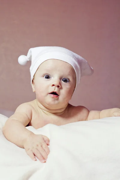 Bonito surpreendido pequeno bebê em chapéu — Fotografia de Stock