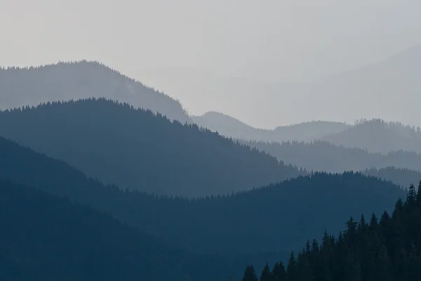 Ορεινό τοπίο με μια αλυσίδα των λόφων — Φωτογραφία Αρχείου