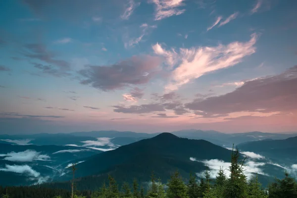 ทิวทัศน์ภูเขาตอนเย็นหลังพระอาทิตย์ตก — ภาพถ่ายสต็อก