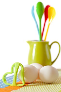 kurabiye yapma: taze yumurta, yeşil kabı, kaşık ve tanımlama bilgisi formu olduğunu