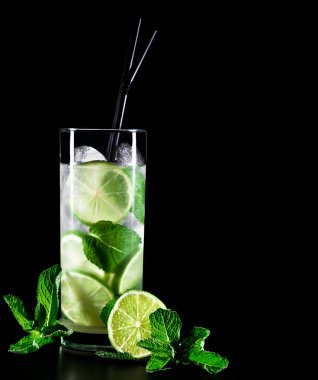 Mojito kokteyl siyah arka plan ile limon ve nane ile kopyalama