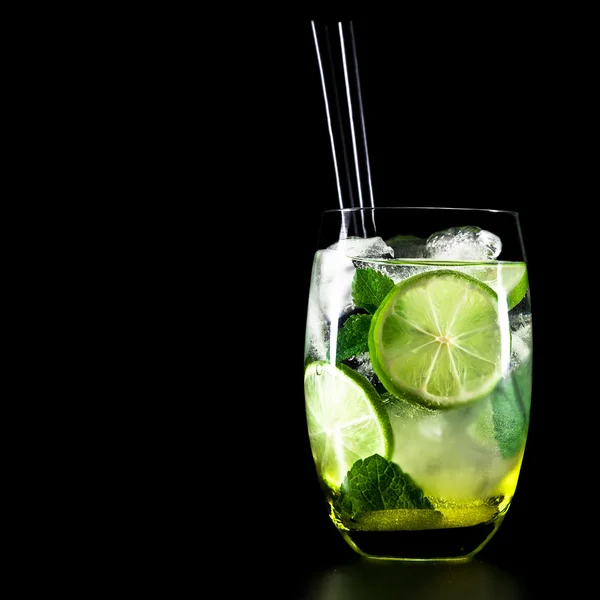 Cocktail mojito sur fond noir avec citron vert et menthe avec copie — Photo