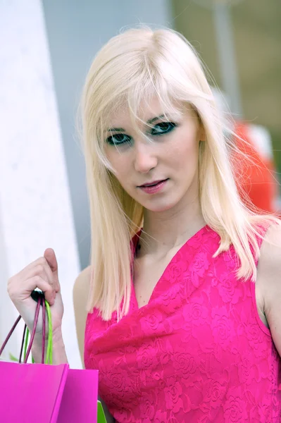 Jonge blonde winkelen vrouw met zakken — Stockfoto