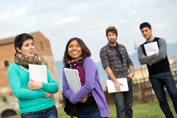 Multikulturelle Hochschulstudenten — Stockfoto