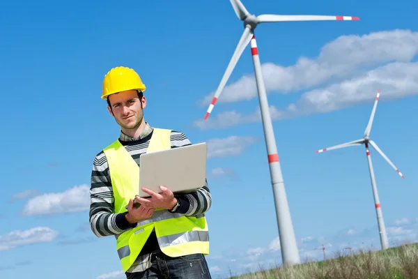 Инженер-техник на ветряной электростанции — стоковое фото