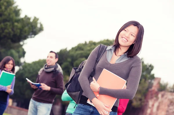 Wielokulturowym studentów w parku — Zdjęcie stockowe