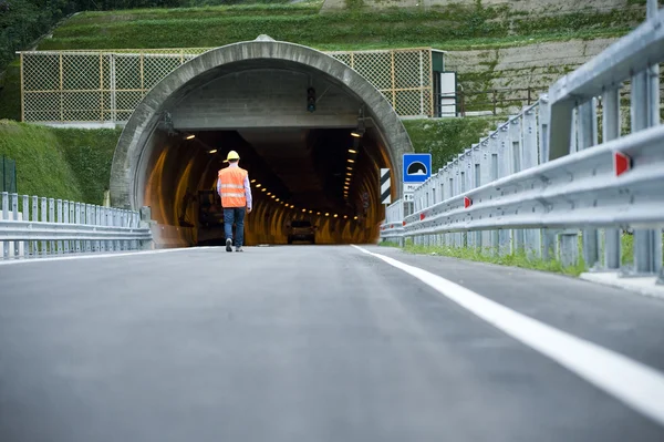 Mann vor Tunnel — Stockfoto