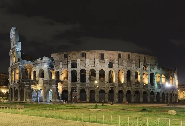 Night view of the colosseum in Rome Italy — Stock Photo, Image