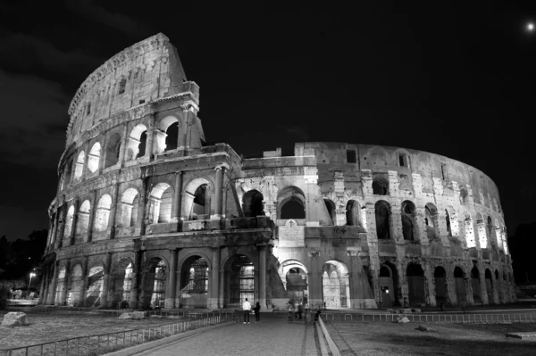 Νυχτερινή άποψη από το Κολοσσαίο στη Ρώμη Ιταλία — Φωτογραφία Αρχείου