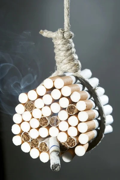 Felakasztotta magát a cigarettázást — Stock Fotó