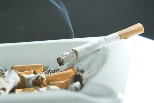 Sigaret in de asbak — Stockfoto