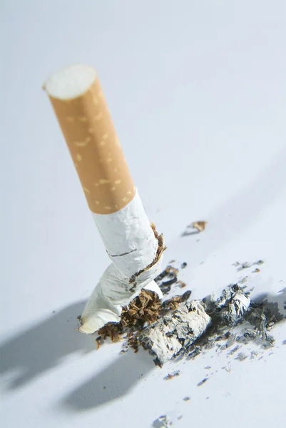 Mégot de cigarette dans le cendrier — Photo