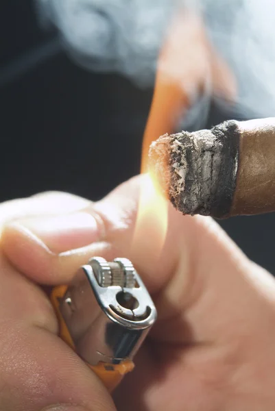 Eld på en cigarr — Stockfoto