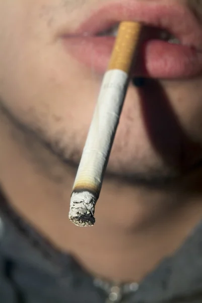 Cigarett mellan hans läppar — Stockfoto