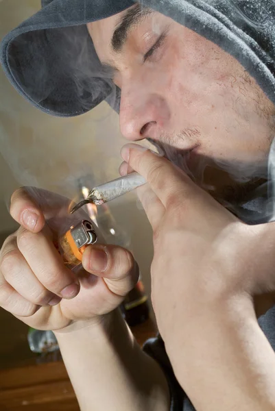 Förbereda och röka en joint — Stockfoto