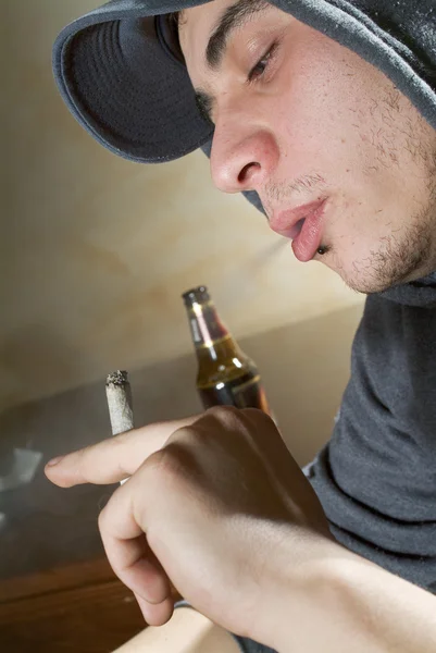 Einen Joint zubereiten und rauchen — Stockfoto