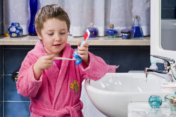 Kleines Mädchen putzt sich die Zähne — Stockfoto