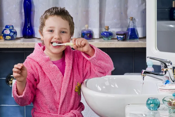 Niña se cepilla los dientes — Foto de Stock