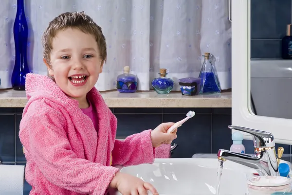 Menina escova os dentes — Fotografia de Stock