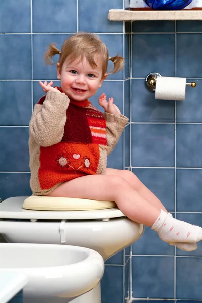 Kind auf der Toilette — Stockfoto