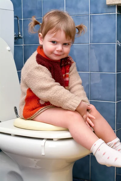 Dítě na záchodě — Stock fotografie