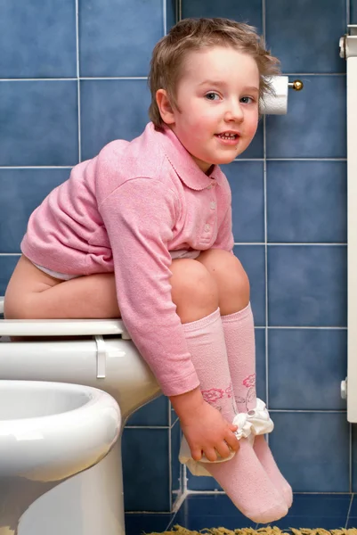 Barn på toaletten — Stockfoto