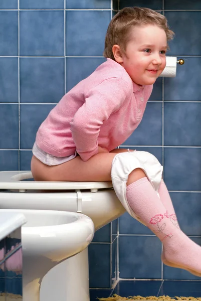 Dziecko w toalecie — Zdjęcie stockowe