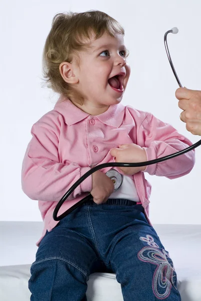 Dítě s stetoskop — Stock fotografie