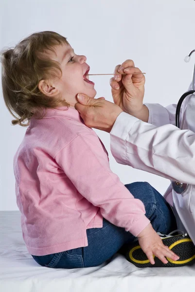 Kind mit Halsschmerzen — Stockfoto