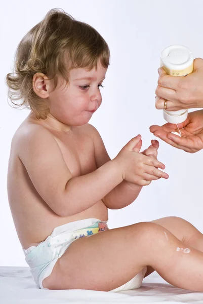 El niño extiende la crema — Foto de Stock