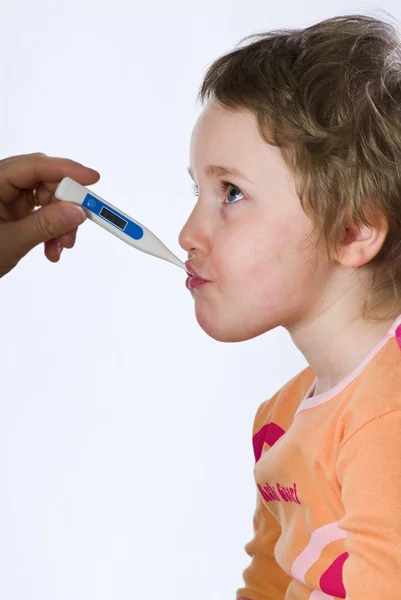 Zieke kind meten van koorts — Stockfoto