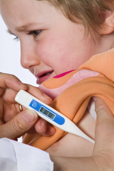 Malade enfant mesurant la fièvre — Photo