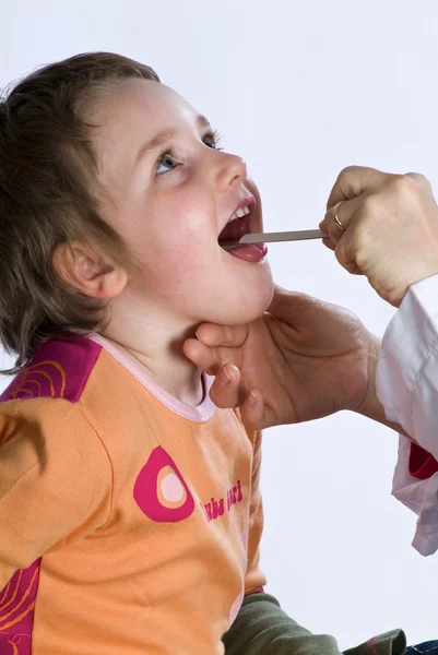 Niño con dolor de garganta — Foto de Stock