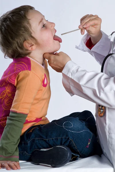 목의 통증을 가진 아이 — 스톡 사진